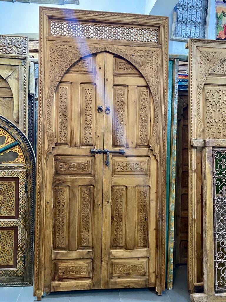 Porte marocaine extérieure intérieure traditionnelle  Porte en bois sculptée, avec un modèle d’illustration amarré
