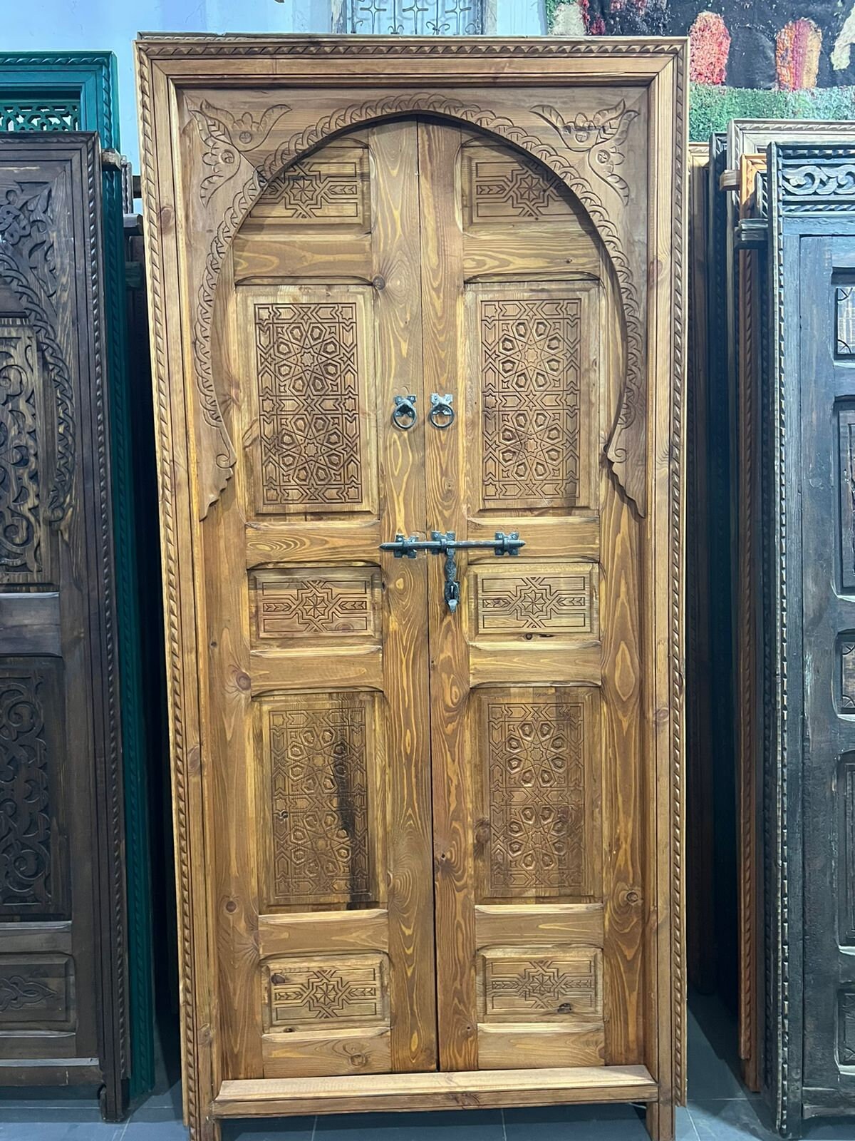 Porte marocaine en bois avec un beau motif sculpté, fabriquée avec la meilleure qualité de bois, dans notre magasin à Marrakech.