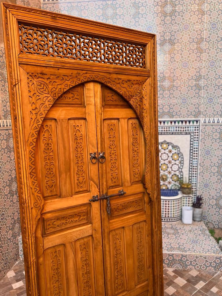 Porte Marocaine Extérieure Intérieure Traditionnelle en bois Massif avec un modèle d’illustration amarré Sculpté a la main